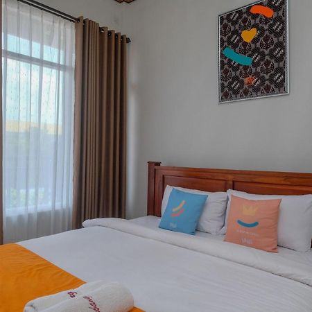 Sans Hotel Kumbang Yogyakarta By Reddoorz Экстерьер фото