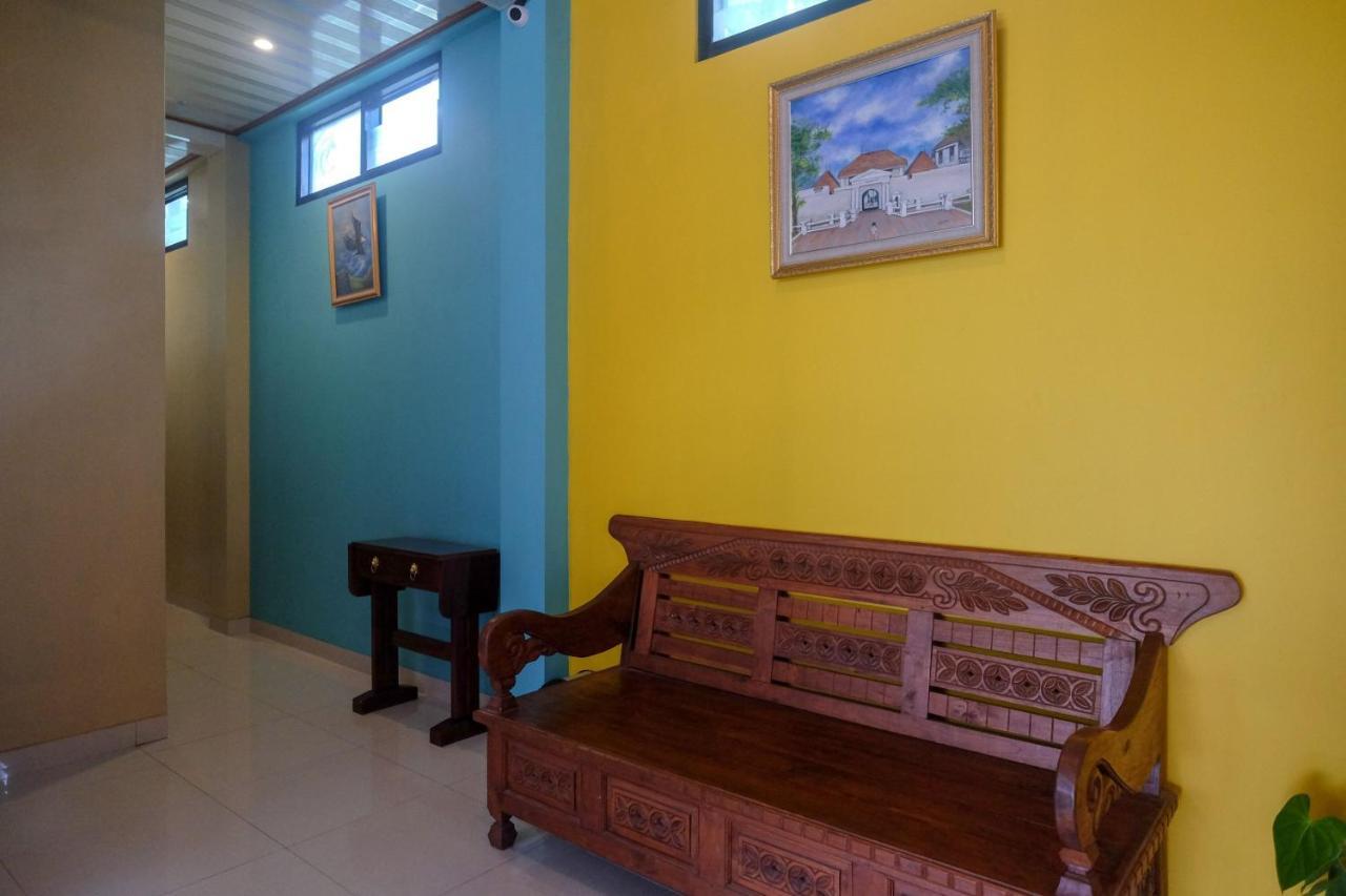 Sans Hotel Kumbang Yogyakarta By Reddoorz Экстерьер фото