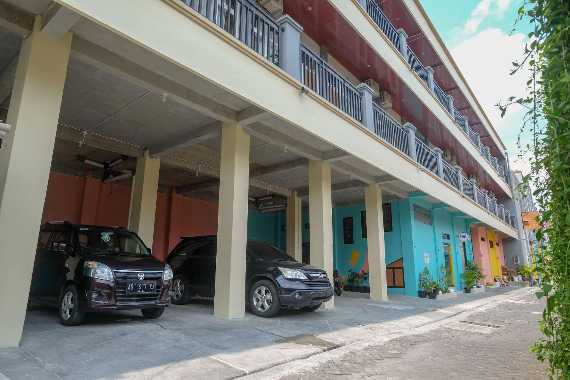 Sans Hotel Kumbang Yogyakarta By Reddoorz Экстерьер фото
